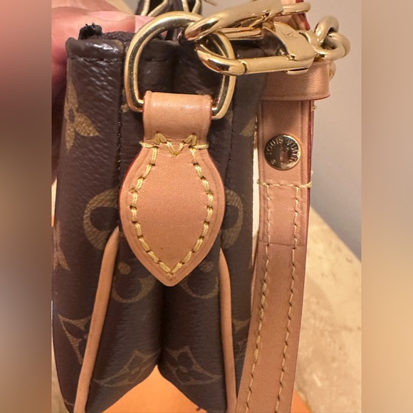 Louis Vuitton Pochette Liv - Picture 9 of 16